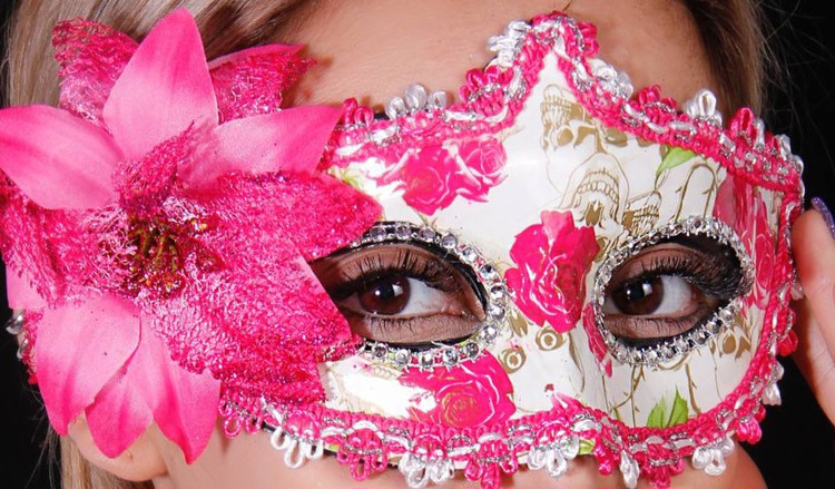 نقاب بالماسکه