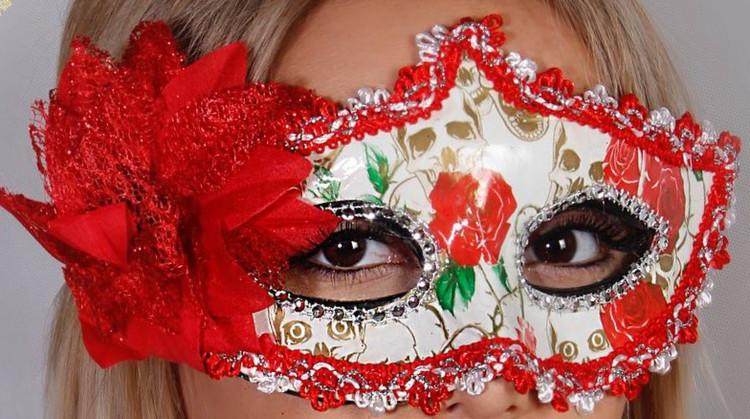 نقاب بالماسکه