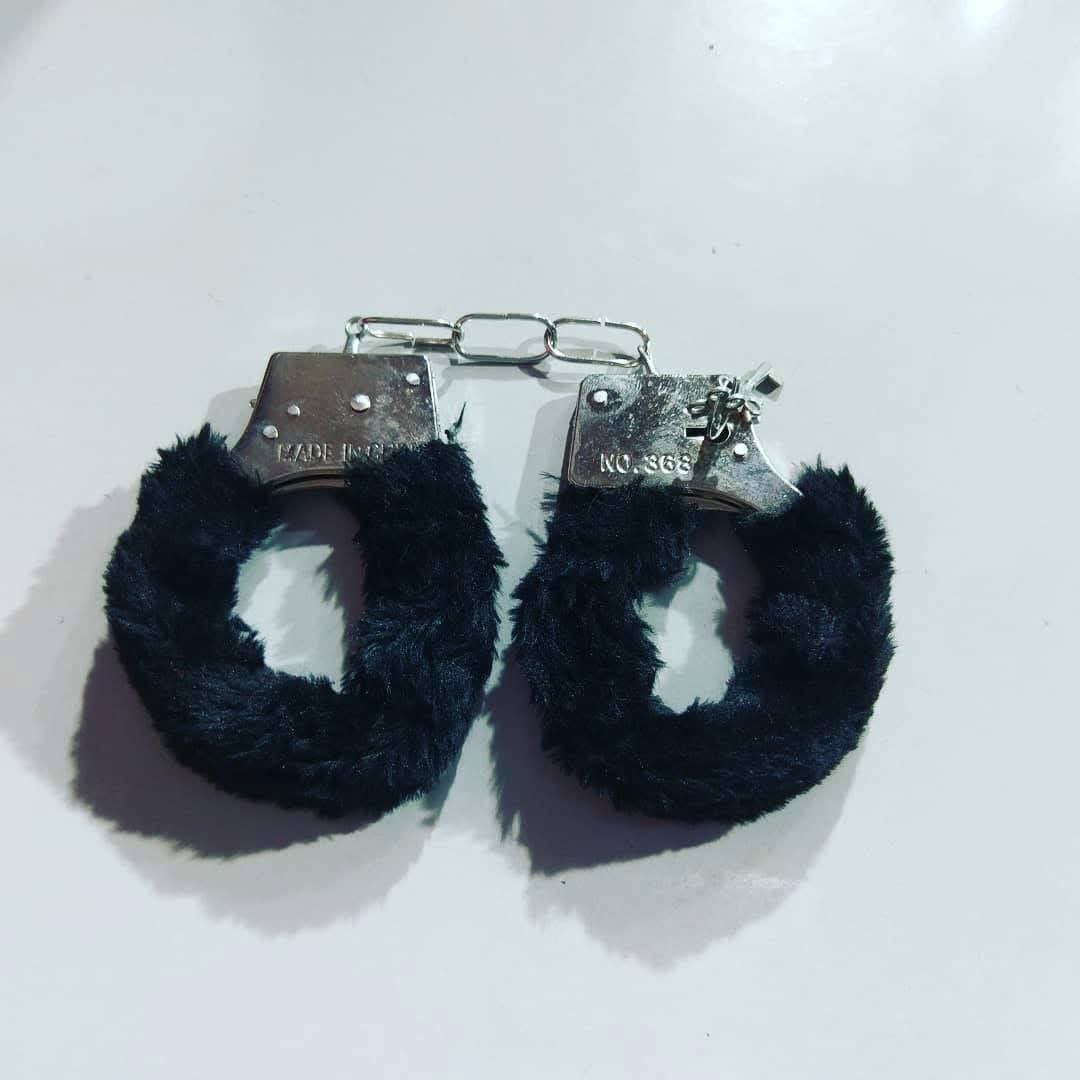 ست شلاق، چشمبند، دستبند فلزی خزدار