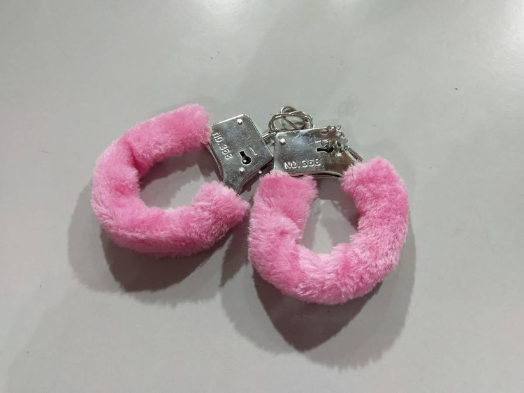 ست شلاق، چشمبند، دستبند فلزی خزدار