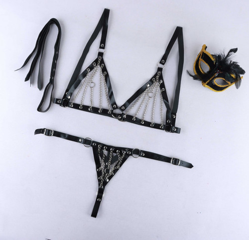 شت شورت و سوتین و شلاق چرم زنجیردار