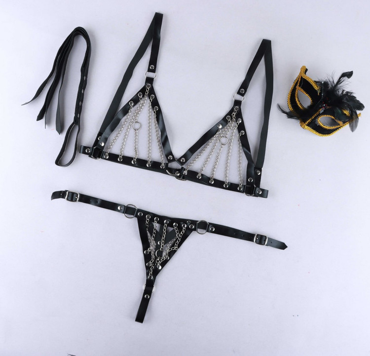 شت شورت و سوتین و شلاق چرم زنجیردار