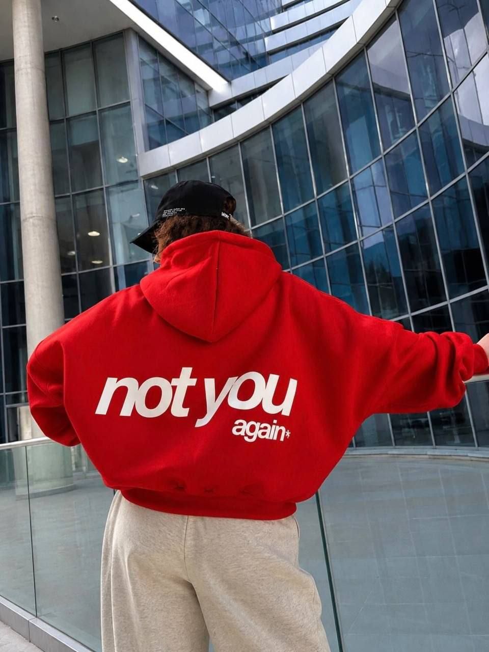 سویشرت زنانه کلاه‌دار زیپ‌دار با جیب کانگورویی و نوشته Not You در پشت لباس.