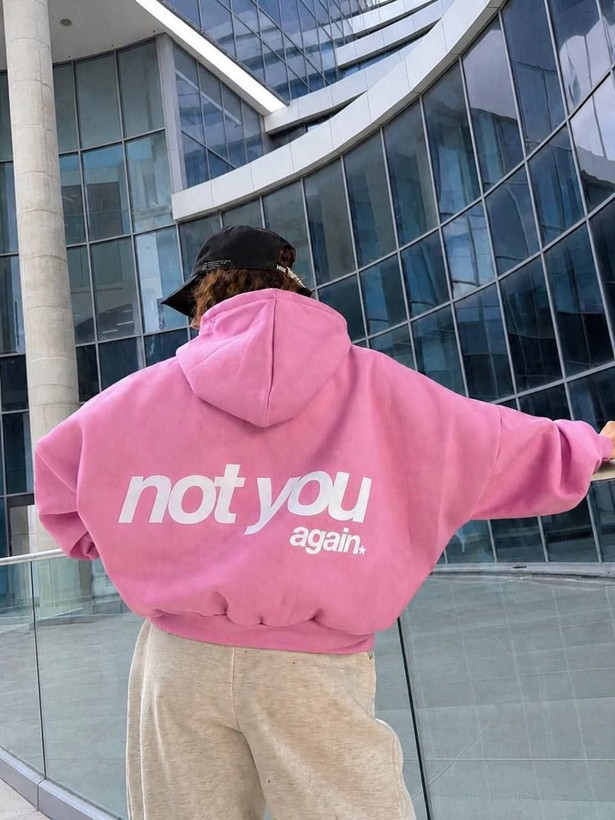 سویشرت زنانه کلاهدار زیپدار با جیب کانگورویی و نوشته Not You در پشت لباس.